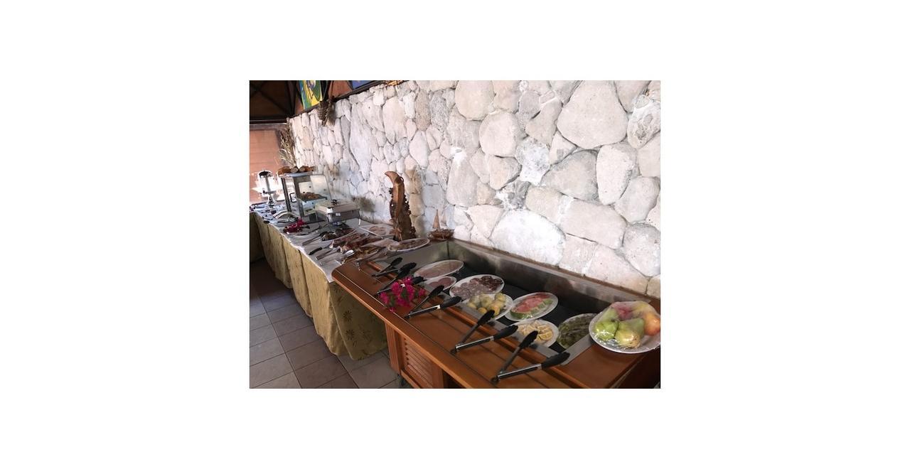 Hotel Nengone Village Mare Екстериор снимка